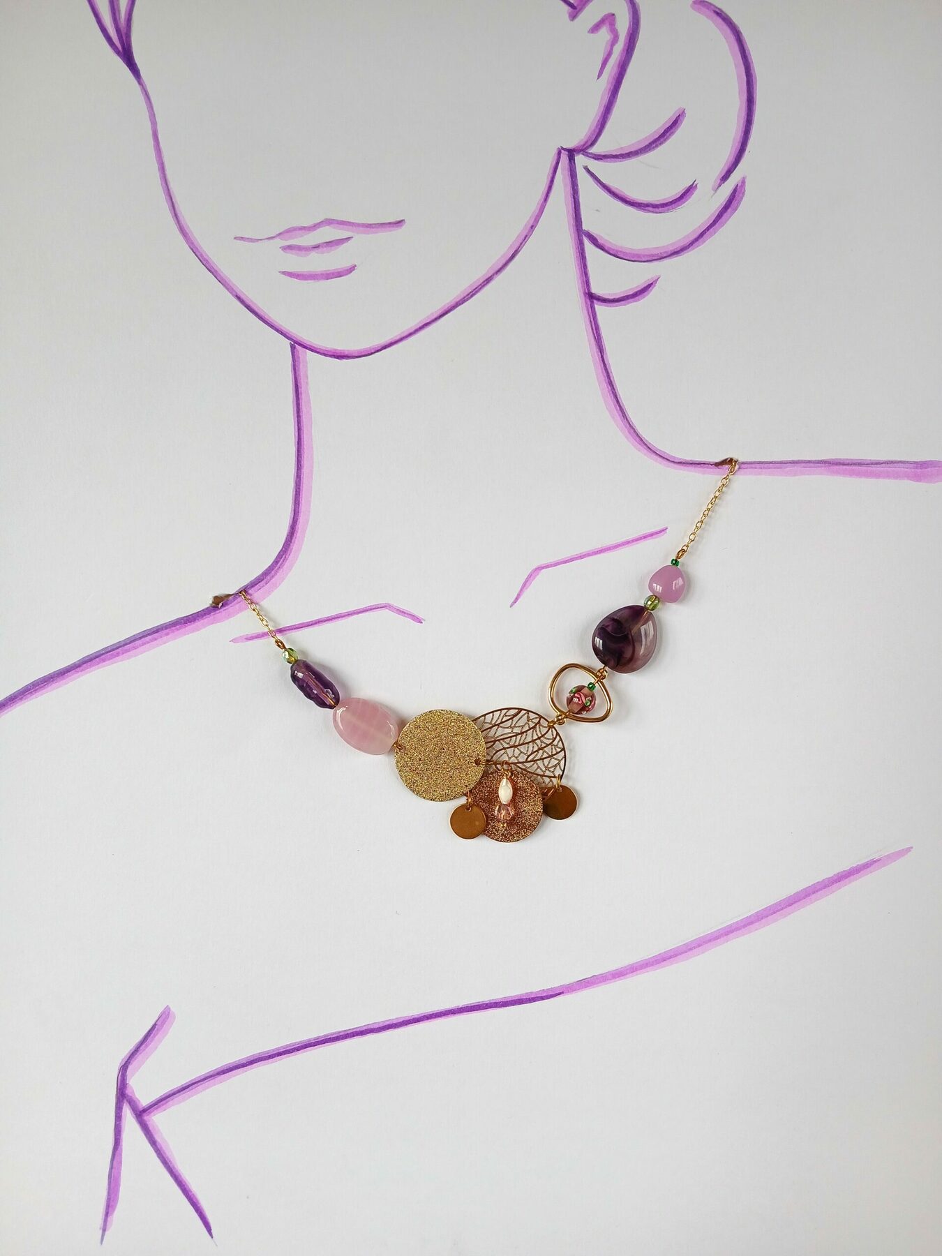 Collier upcyclé pièce unique or rose et violet forma plastron