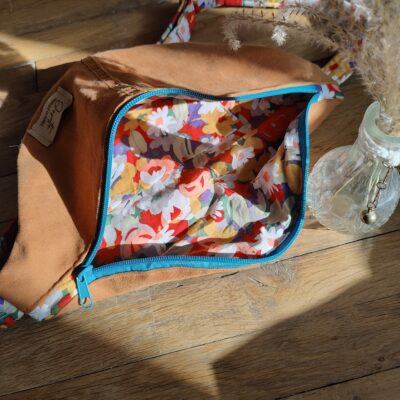 Sac banane upcyclé jean fin marron. Intérieur fleuri