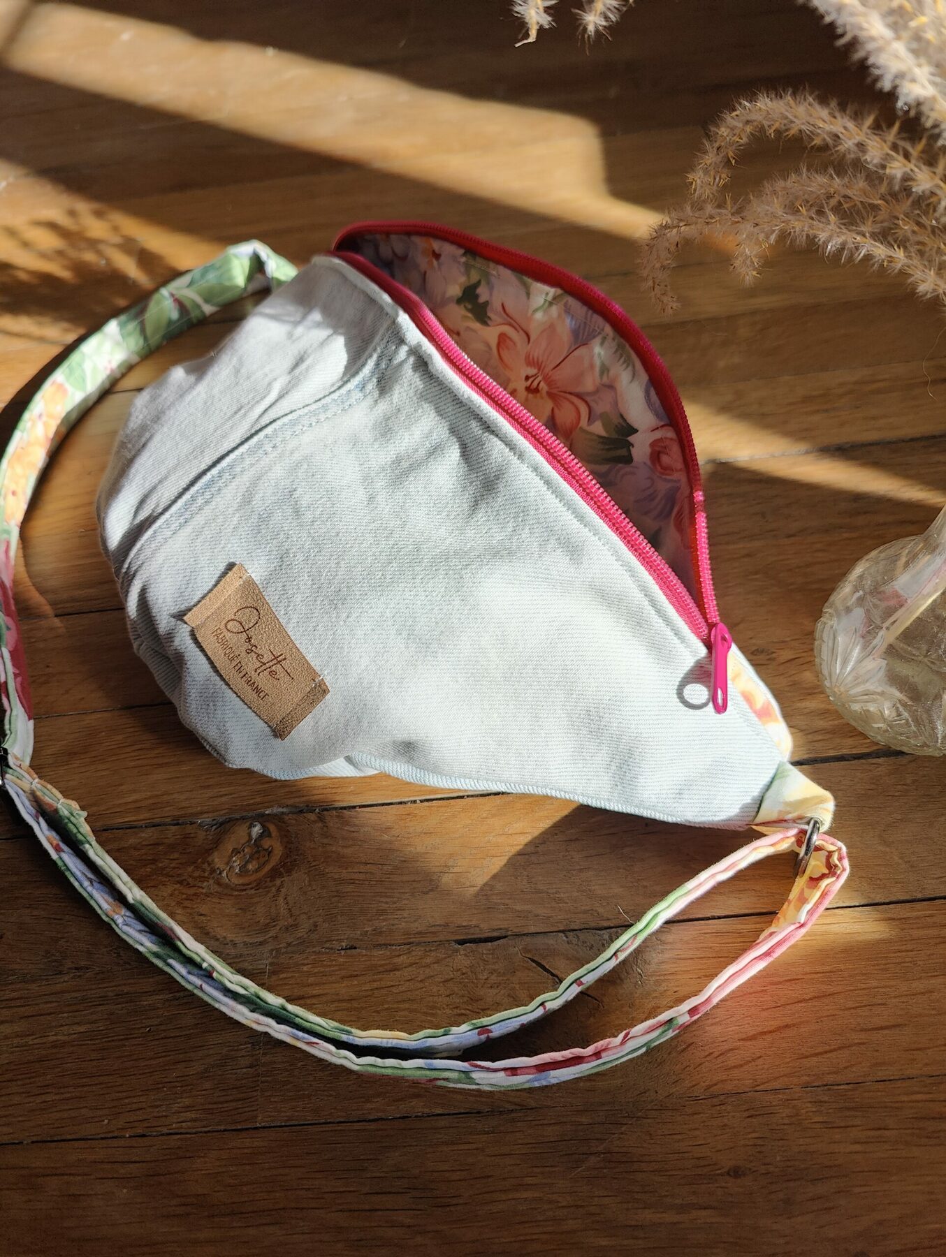 sac banane upcyclé entre ouvert, sangle assortie
