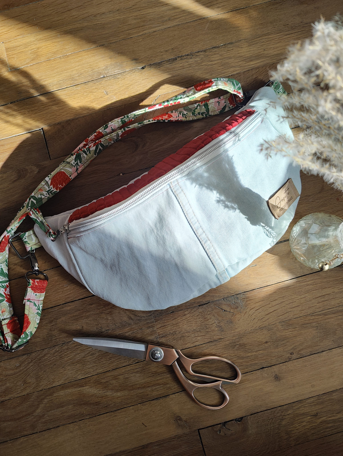 Sac banane upcyclé jean blanc. Dessus velours rouge. Sangle assortie