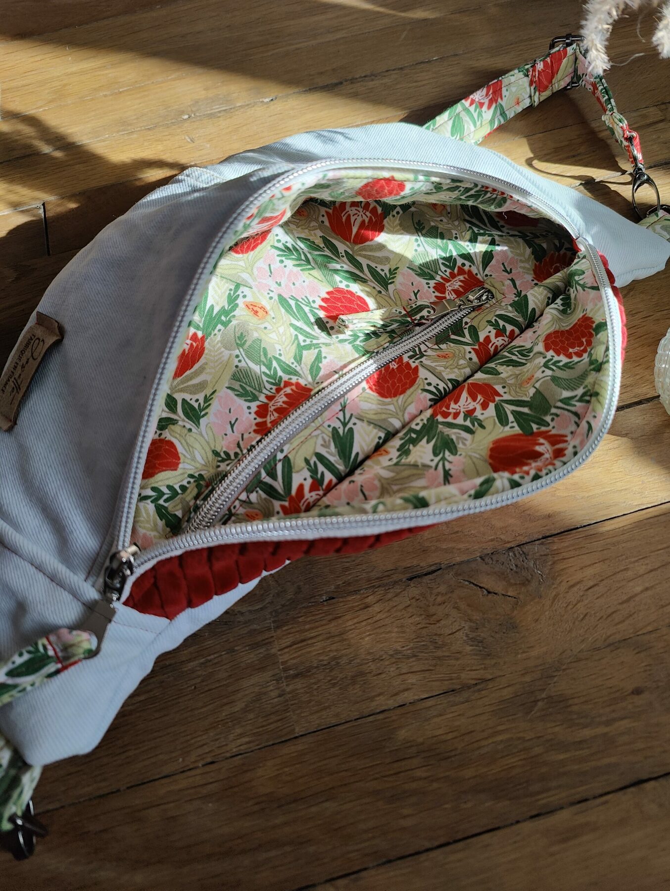 Sac banane upcyclé jean blanc. Dessus velours rouge.