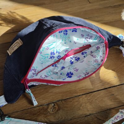 Sac banane upcyclé pantalon velours bleu marine. Intérieur fleuri