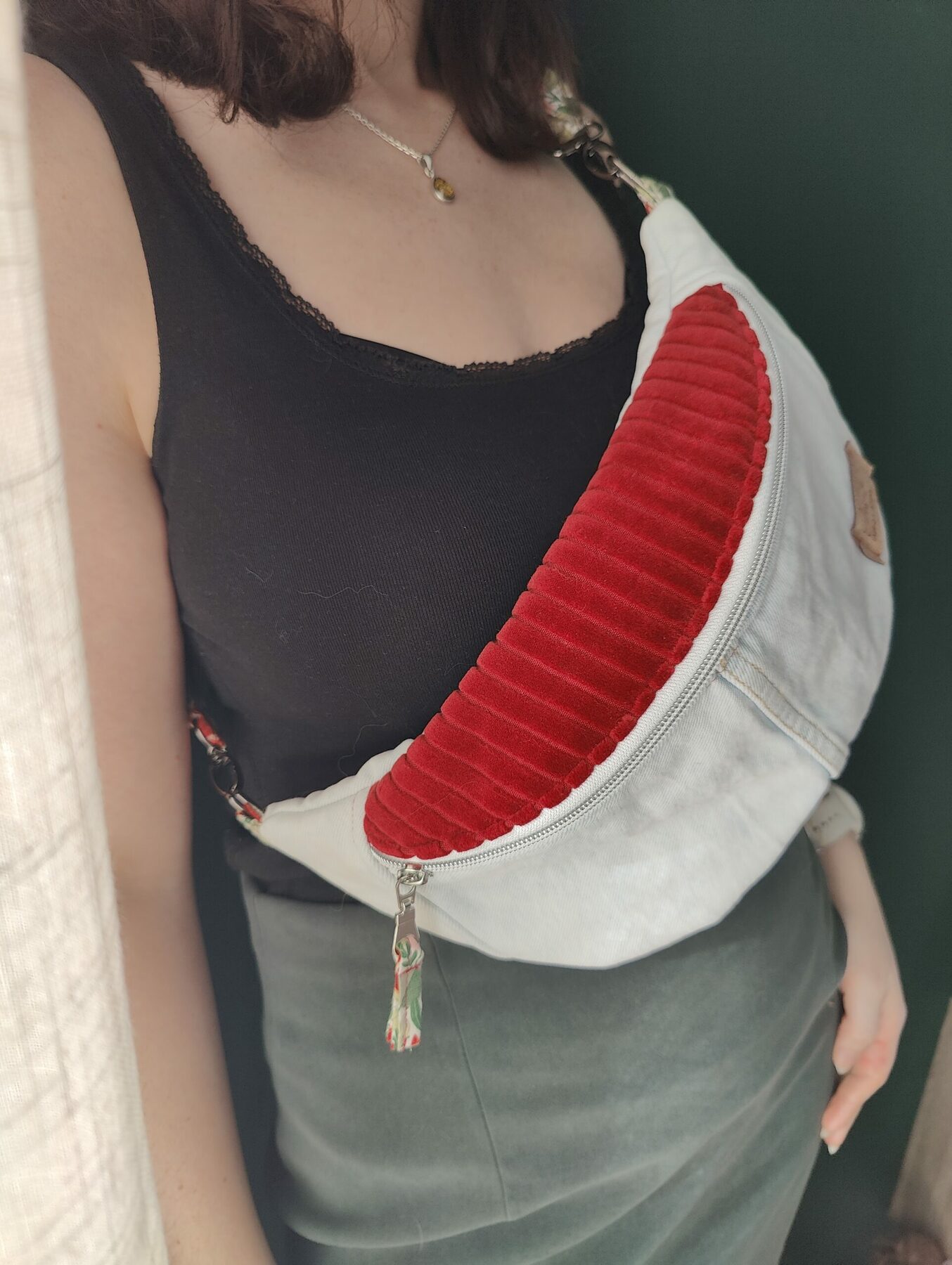 Sac banane upcyclé jean blanc. Dessus velours rouge. Porté poitrine