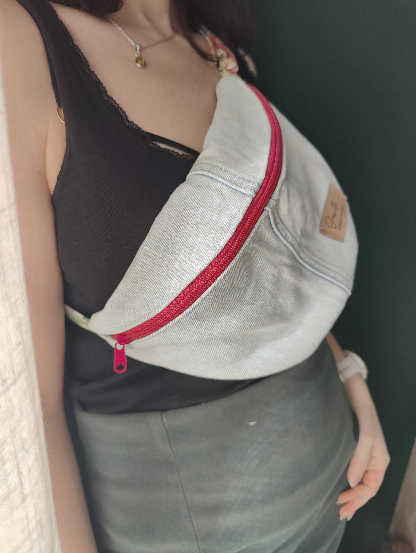 sac banane upcyclé porté sur poitrine, sangle assortie