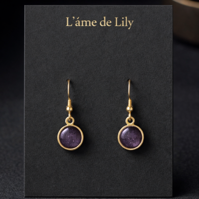 Mystère Violet – Boucles d’oreilles dorées en résine