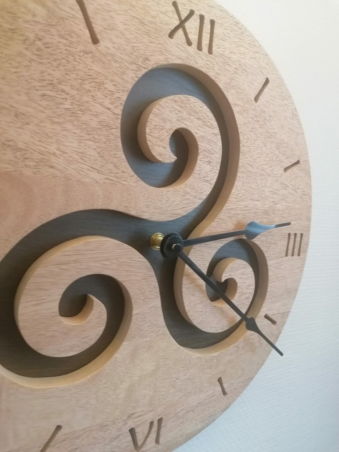 Horloge murale en bois massif, motif triskèle fait main, pour sublimer votre intérieur dans un environnement naturel, serein et unique. – Image 5