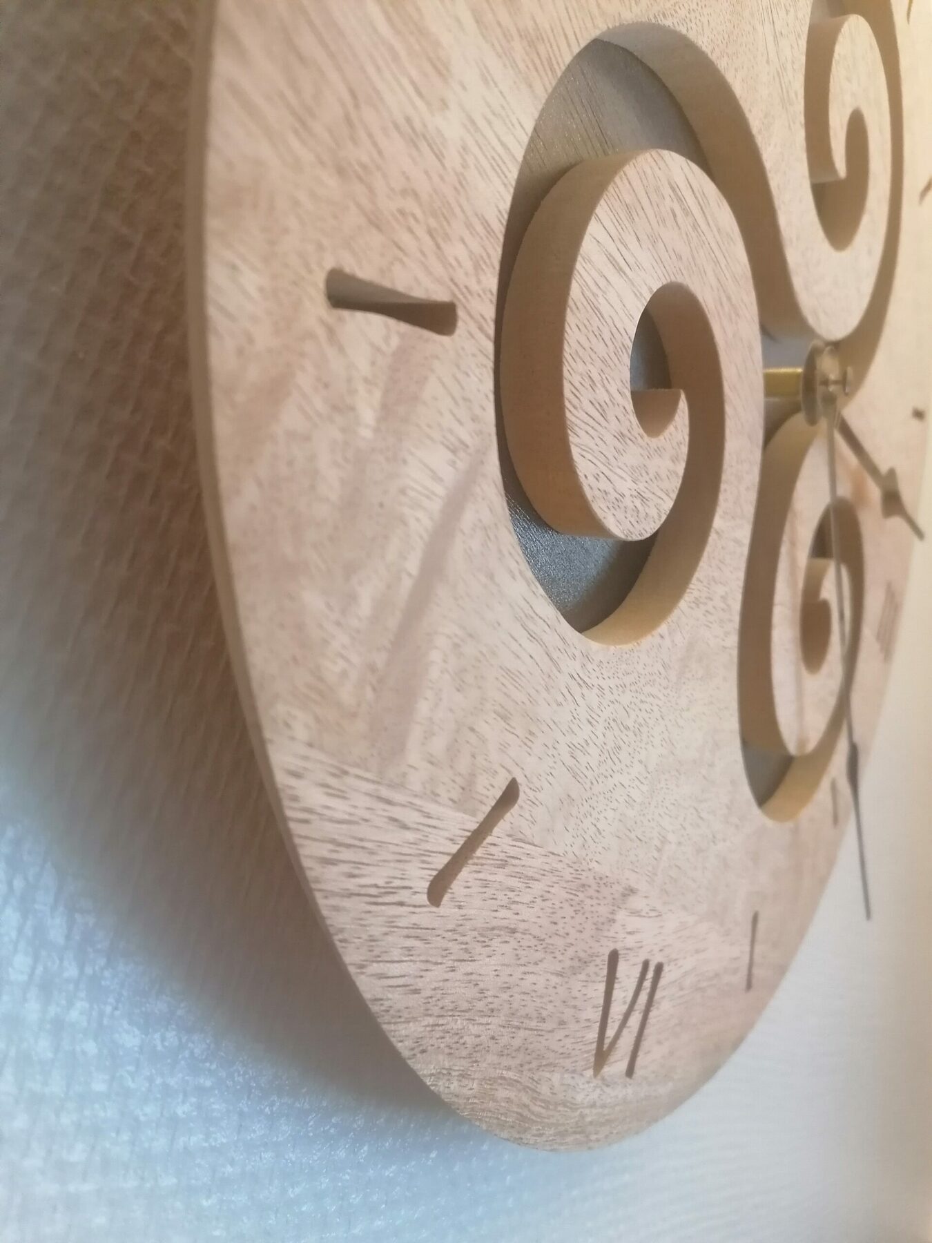 Horloge murale en bois massif, motif triskèle fait main, pour sublimer votre intérieur dans un environnement naturel, serein et unique. – Image 4