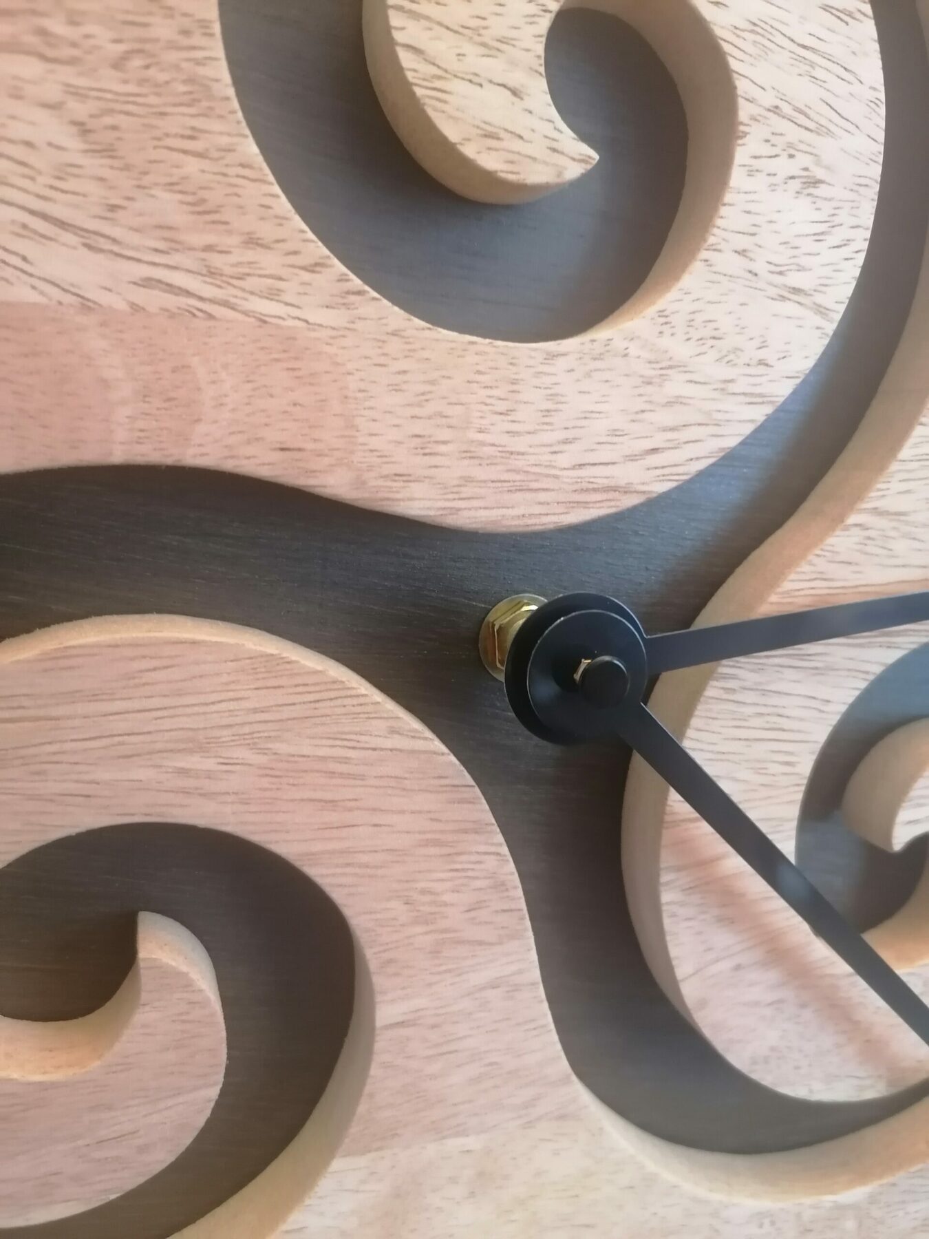 Horloge murale en bois massif, motif triskèle fait main, pour sublimer votre intérieur dans un environnement naturel, serein et unique. – Image 3
