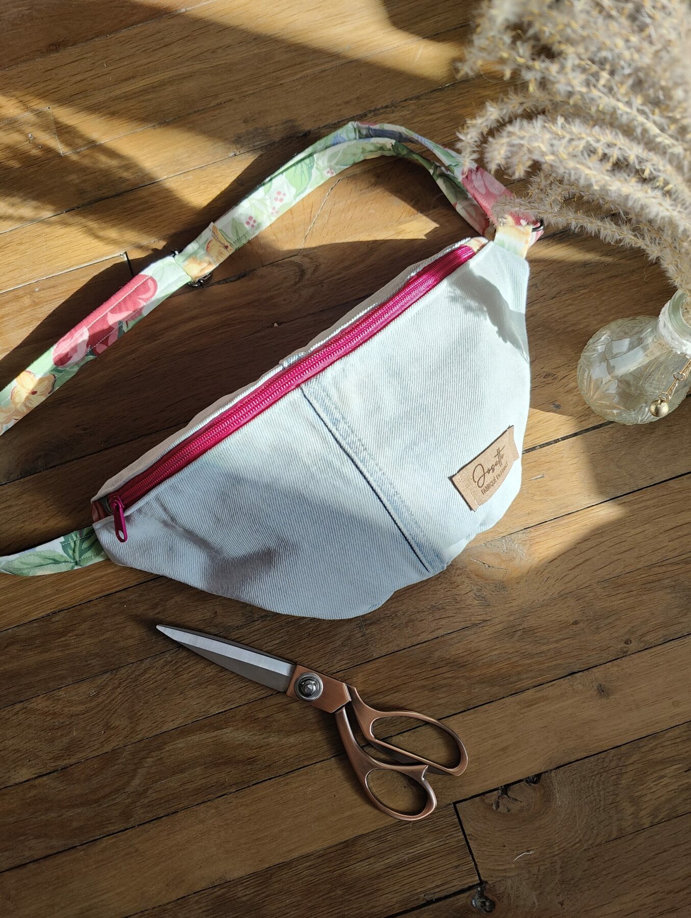 sac banane upcyclé fermé, zip rose, sangle assortie