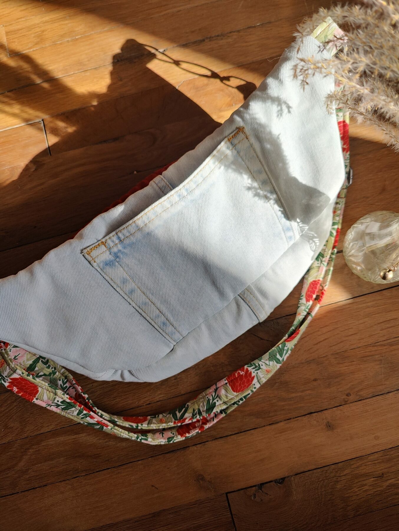 Sac banane upcyclé jean blanc. Dessus velours rouge. Poche arrière jean cousue au dos