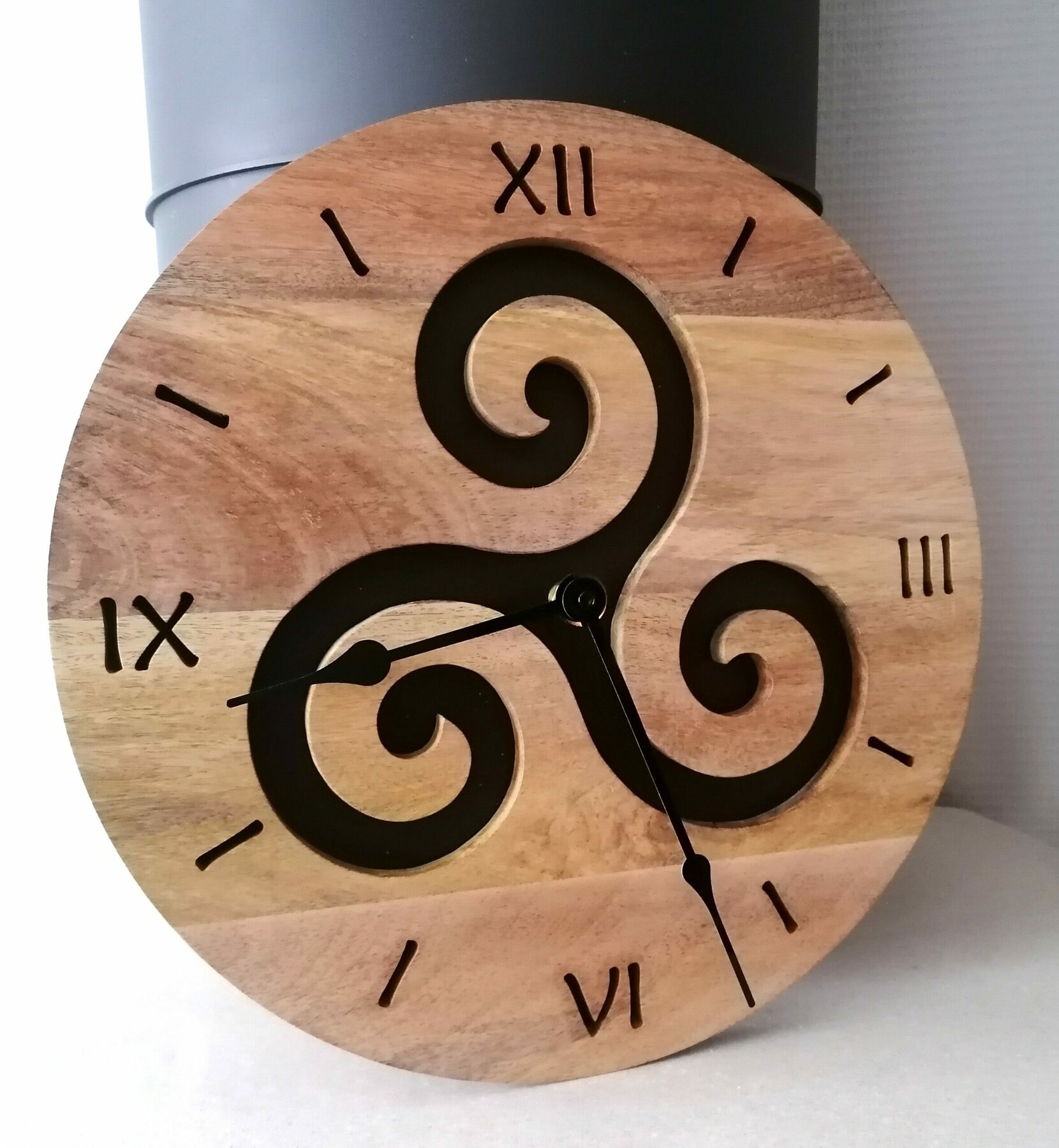 Horloge murale en bois massif, motif triskèle fait main, pour sublimer votre intérieur dans un environnement naturel, serein et unique. – Image 2