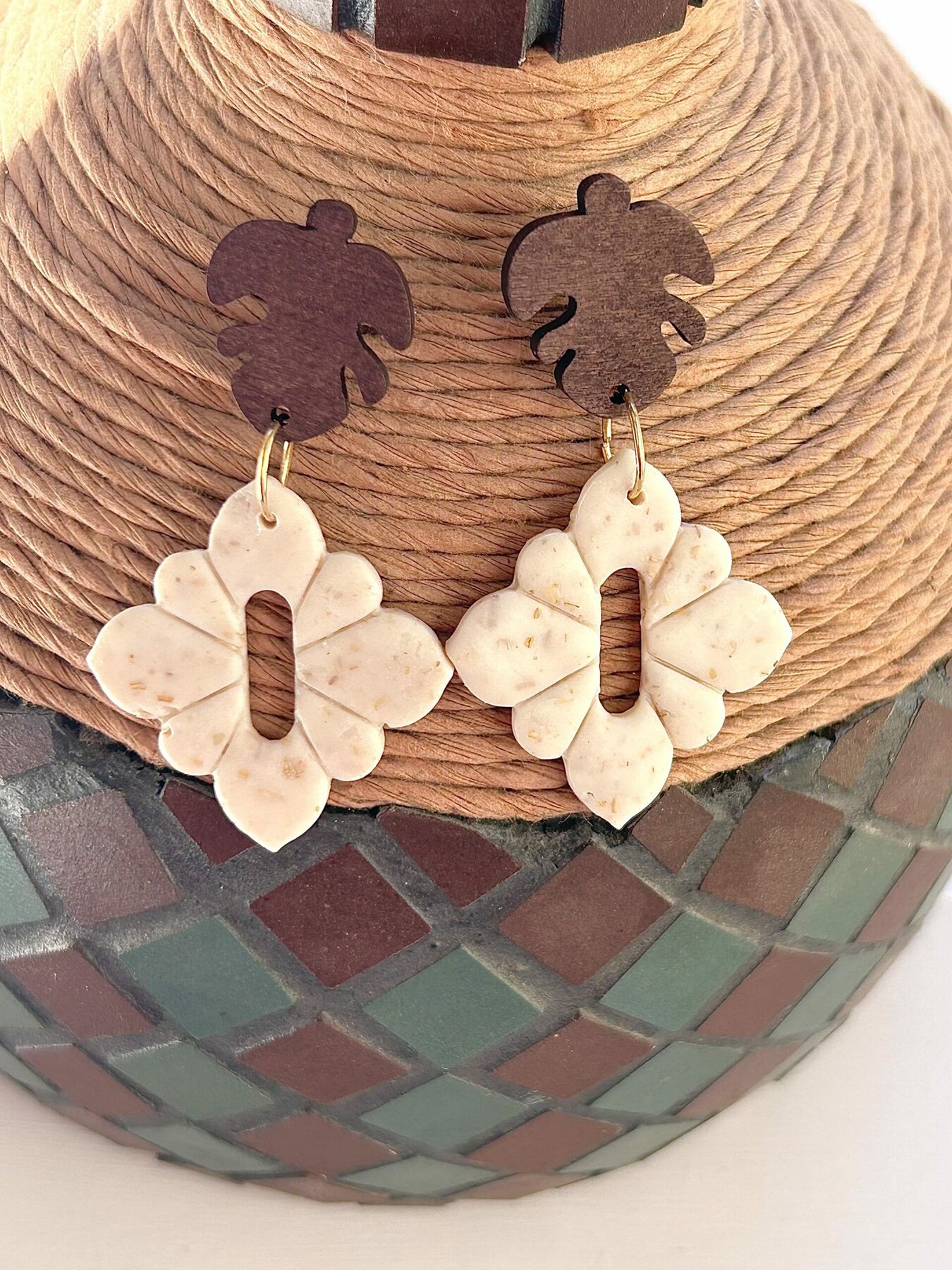 Boucles d’oreilles « Soléa Bohème » en pâte polymère beige naturel – Image 2