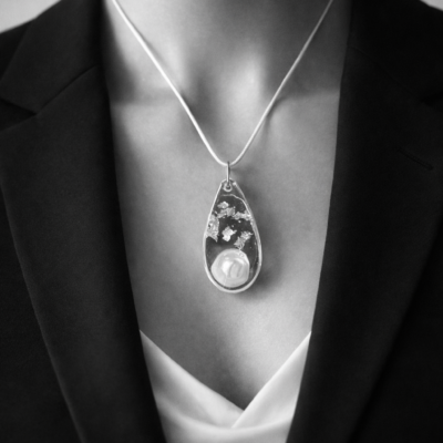 Collier goutte de résine élégante et perle argentée – Bijou raffiné et intemporel