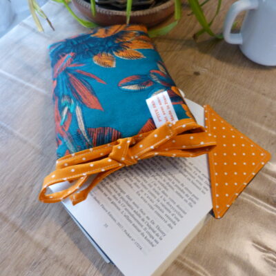 Pochette à livre de poche - Ouverture par le haut avec petit nœud - Marque page assorti - Fait main - Plusieurs coloris