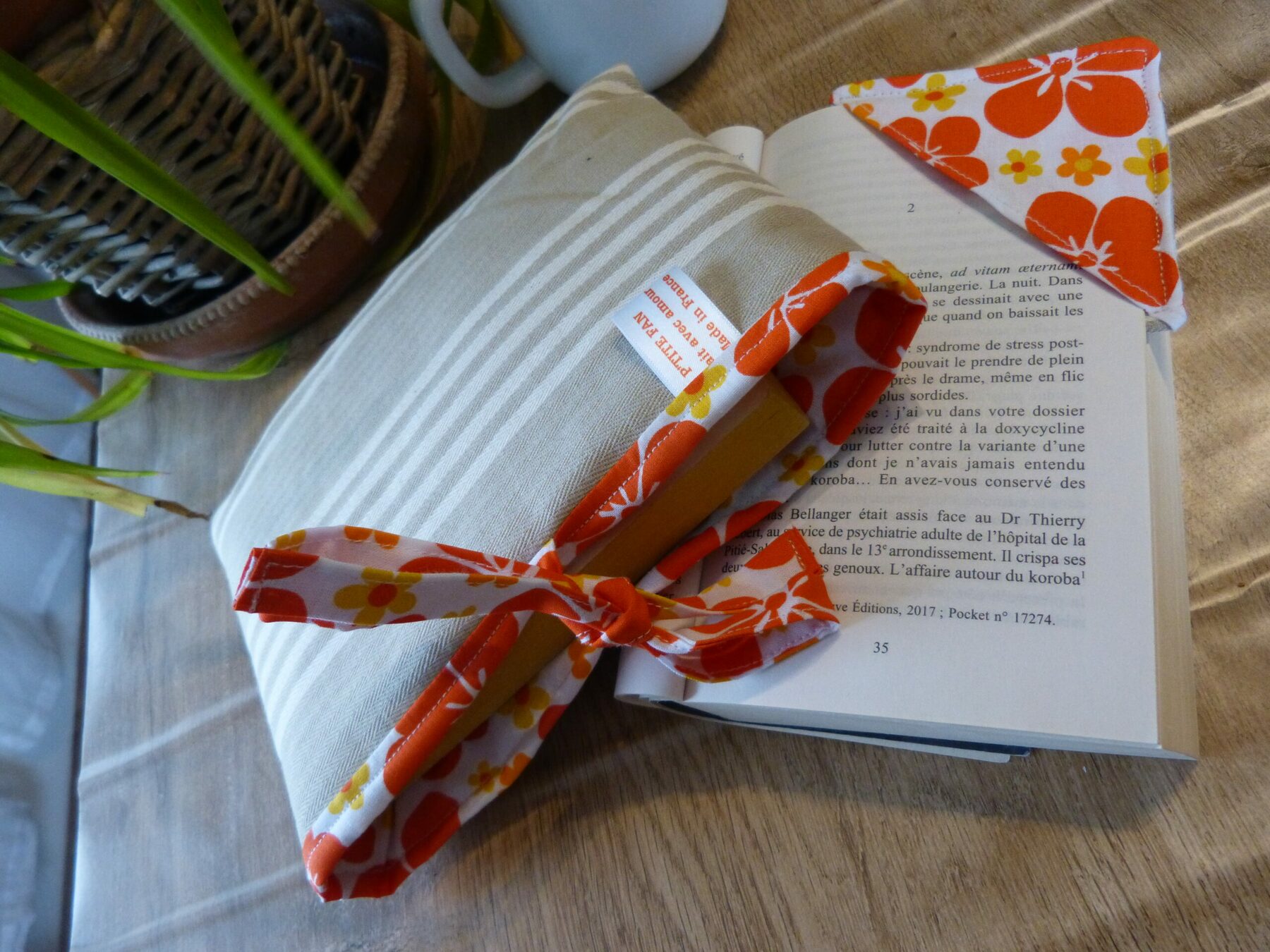 Pochette à livre de poche - Ouverture par le côté avec petit nœud - Marque page assorti - Fait main - Plusieurs coloris