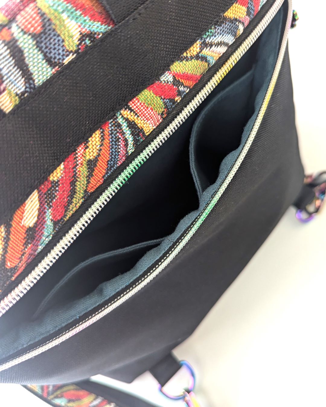 Sac à Dos Volte Faite Main — Jacquard Multicolore & Toile Noire | Sécurisé Anti-Vol + Trousse Coordonnée – Image 6