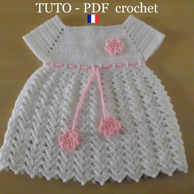 TUTO CROCHET - Robe bébé blanche , orné d'une lanière et de 3 fleurs roses , de 1 à 12 mois , facile à réaliser !