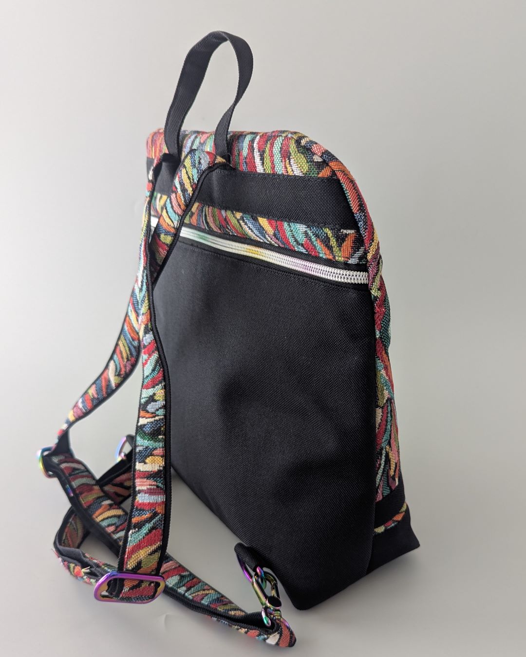 Sac à Dos Volte Faite Main — Jacquard Multicolore & Toile Noire | Sécurisé Anti-Vol + Trousse Coordonnée – Image 5