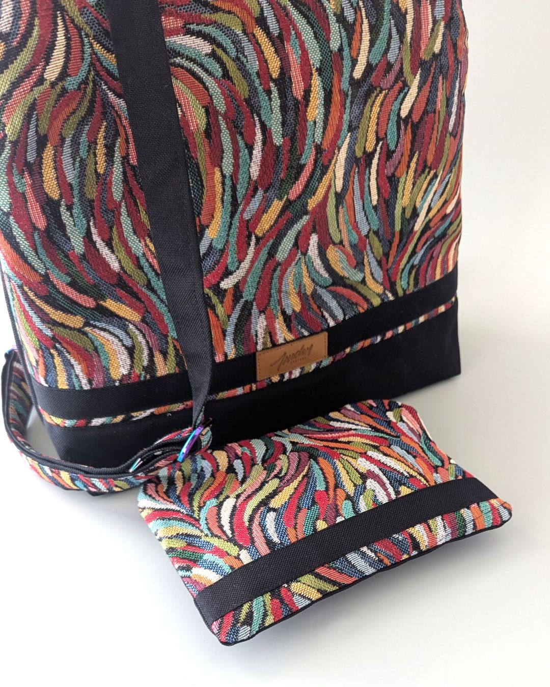 Sac à Dos Volte Faite Main — Jacquard Multicolore & Toile Noire | Sécurisé Anti-Vol + Trousse Coordonnée
