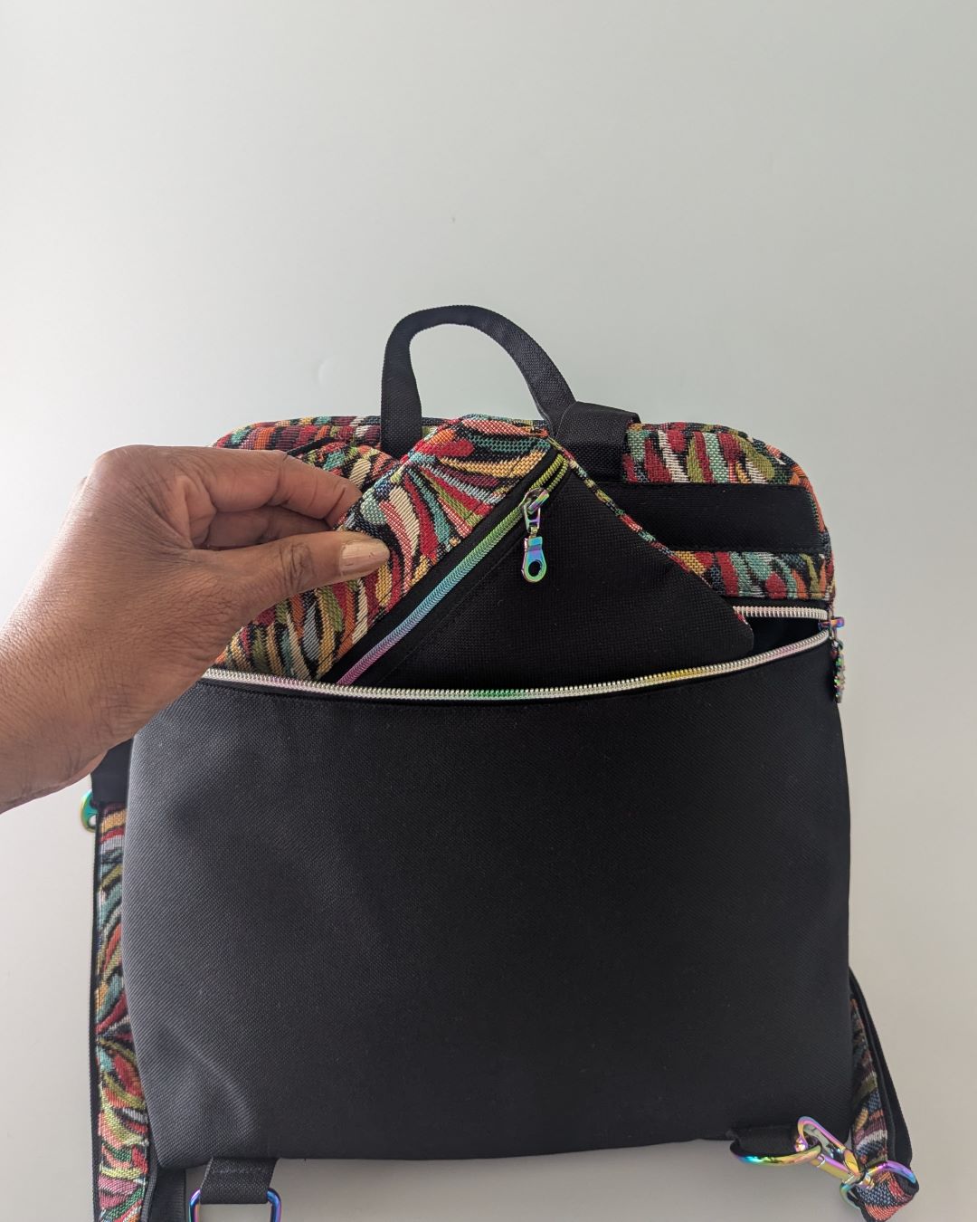Sac à Dos Volte Faite Main — Jacquard Multicolore & Toile Noire | Sécurisé Anti-Vol + Trousse Coordonnée – Image 3