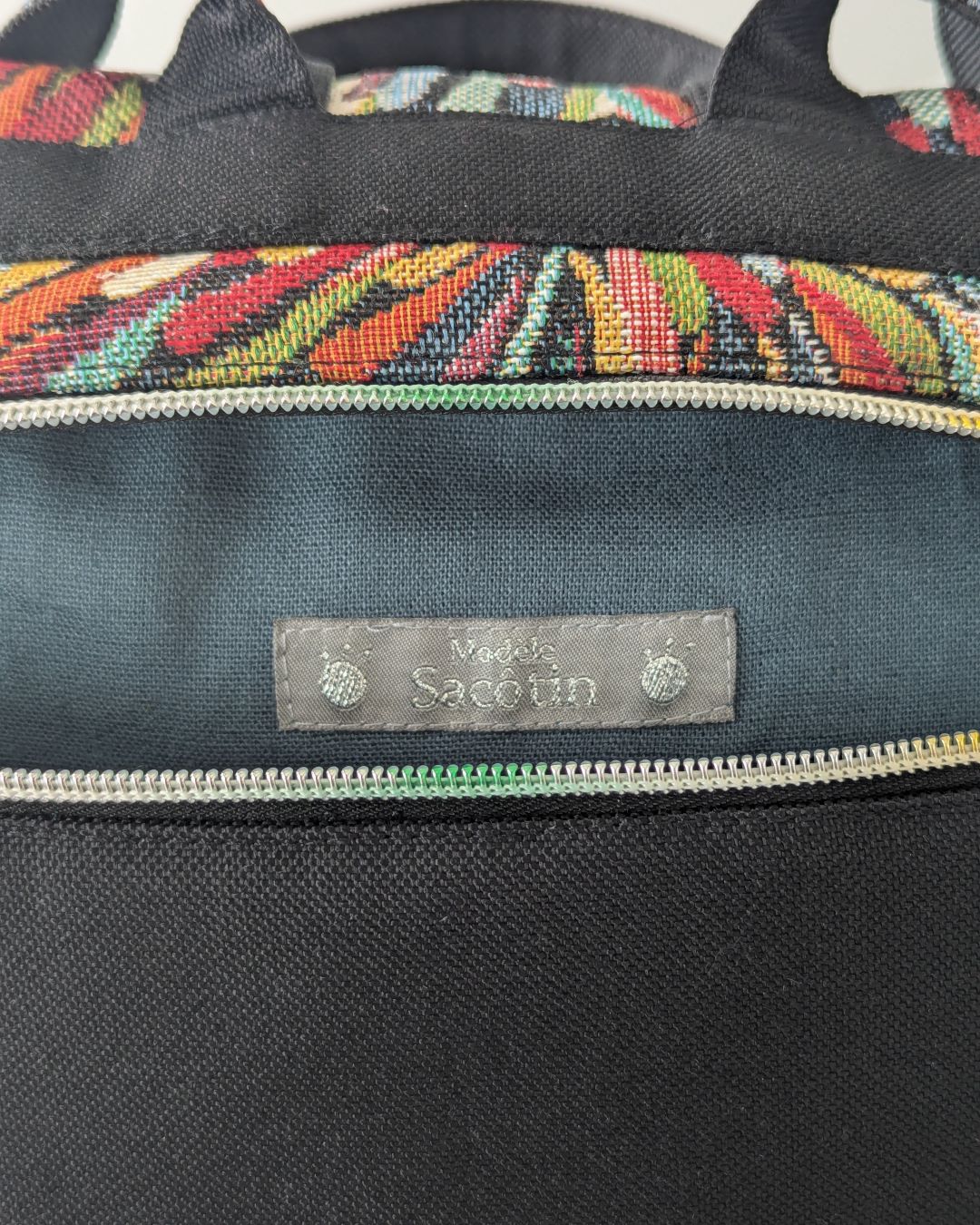 Sac à Dos Volte Faite Main — Jacquard Multicolore & Toile Noire | Sécurisé Anti-Vol + Trousse Coordonnée – Image 4