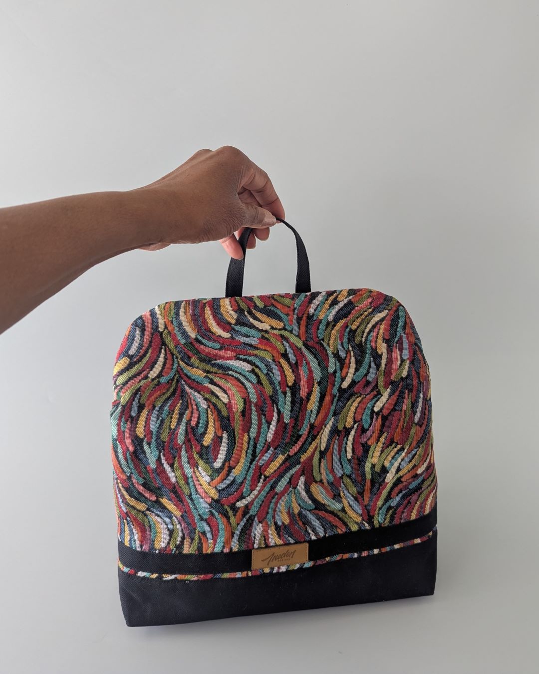 Sac à Dos Volte Faite Main — Jacquard Multicolore & Toile Noire | Sécurisé Anti-Vol + Trousse Coordonnée – Image 2
