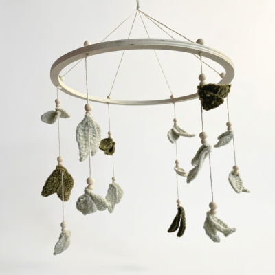 Mobile Bébé en Crochet Fait Main – Décoration de Chambre Nature Feuilles Vertes – Cadeau de Naissance Artisanal – Suspension Berceau Bois et Coton
