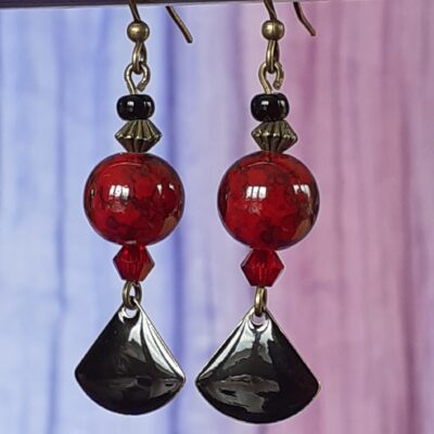 Boucles d'oreilles upcyclées pièce unique perle rouge grenat brillante et pampille émaillée noir