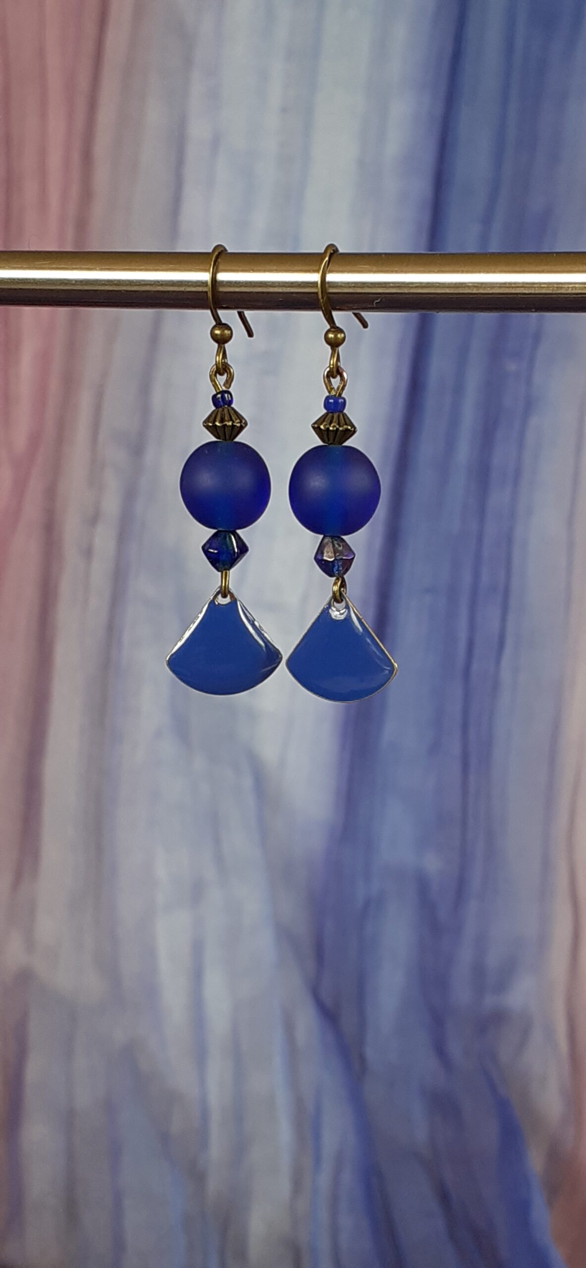 Boucles d'oreilles upcyclées pièce unique perle givrée bleu outremer et pampille émaillée bleu brillant