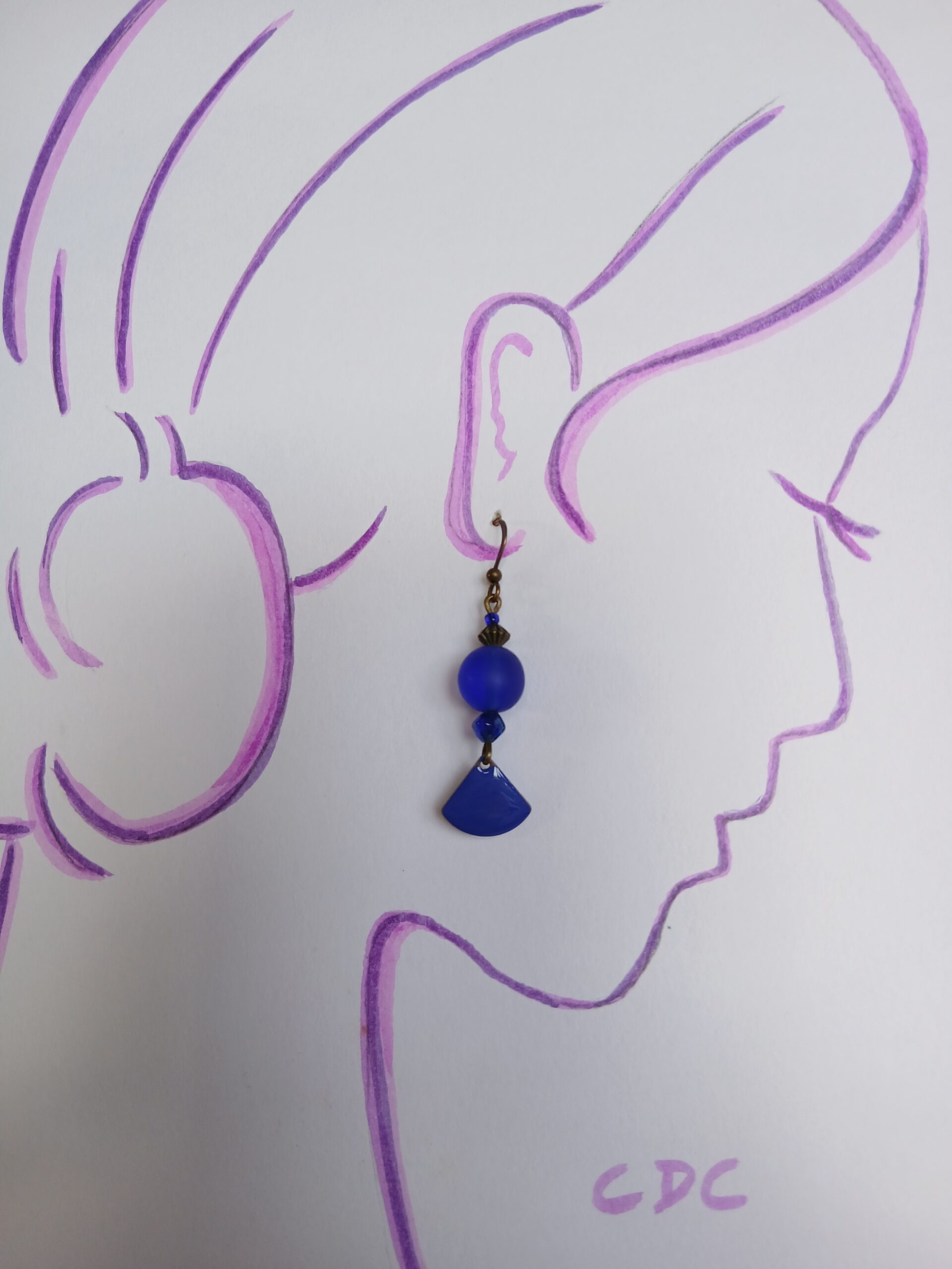 Boucles d'oreilles upcyclées pièce unique perle givrée bleu outremer et pampille émaillée bleu brillant