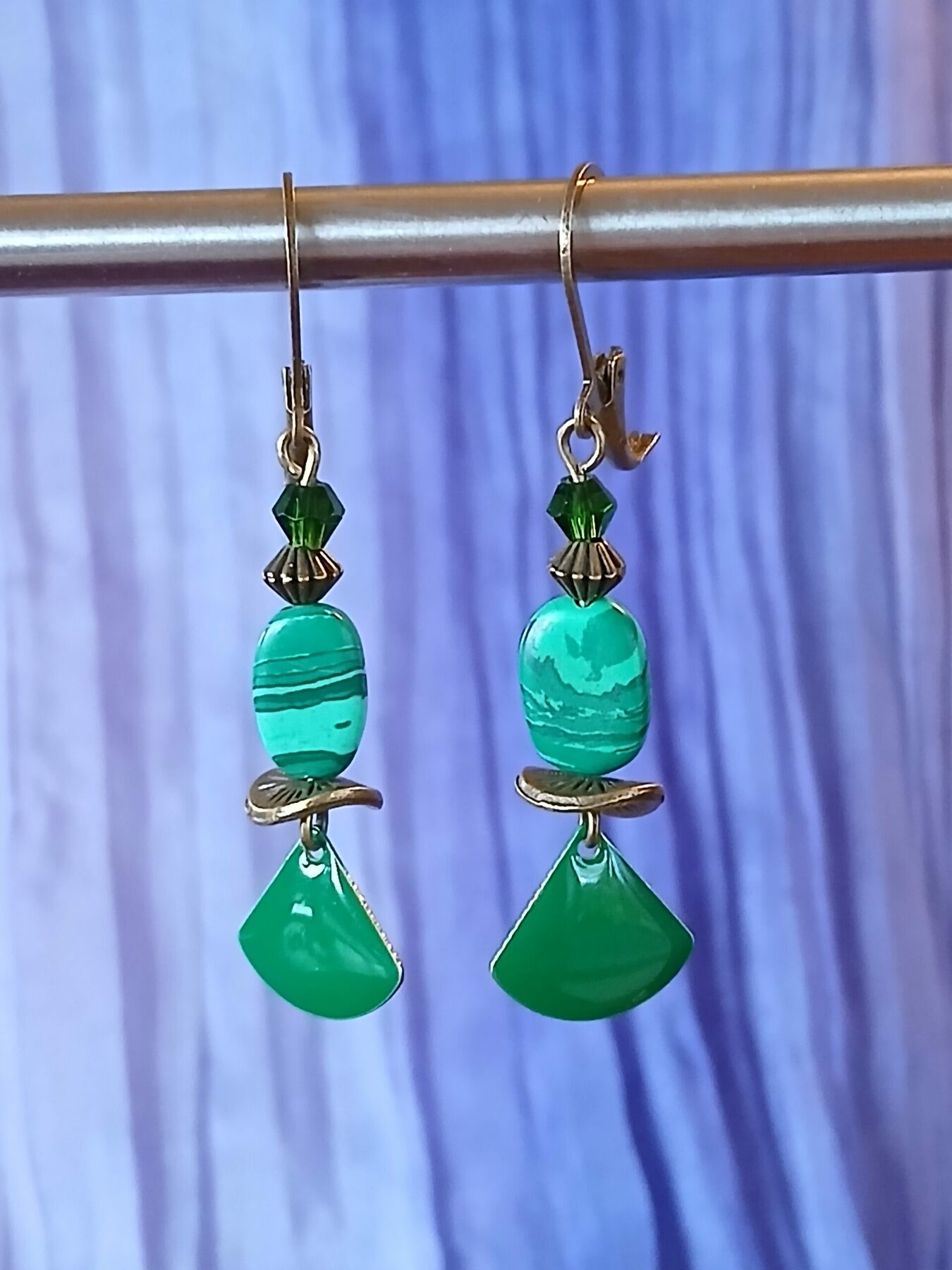 Boucles d'oreilles upcyclées - Pièce unique - perle ovale plate marbrée de nuances de vert, pampille émaillée vert brillant – Image 2