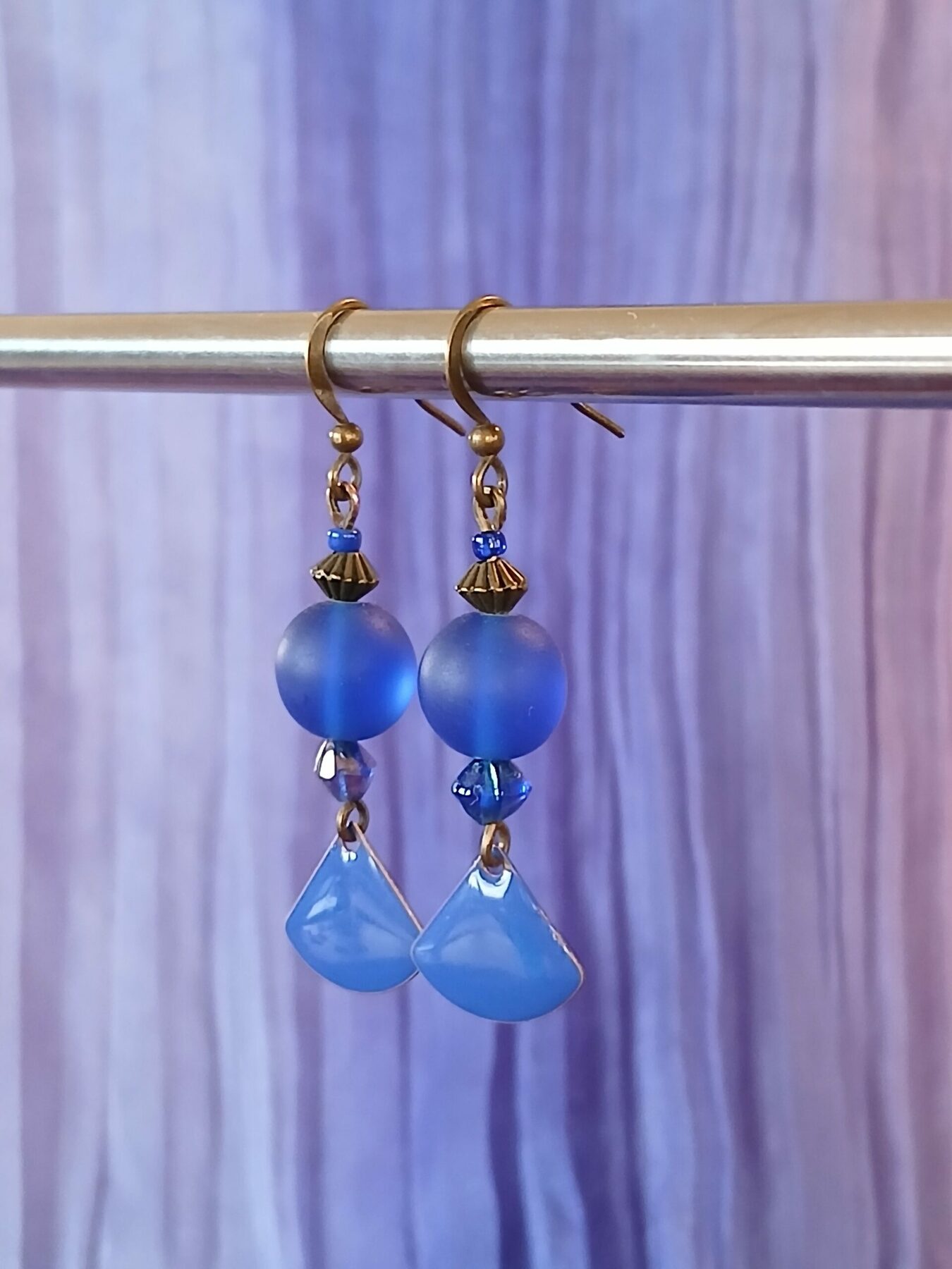 Boucles d'oreilles upcyclées pièce unique perle givrée bleu outremer et pampille émaillée bleu brillant