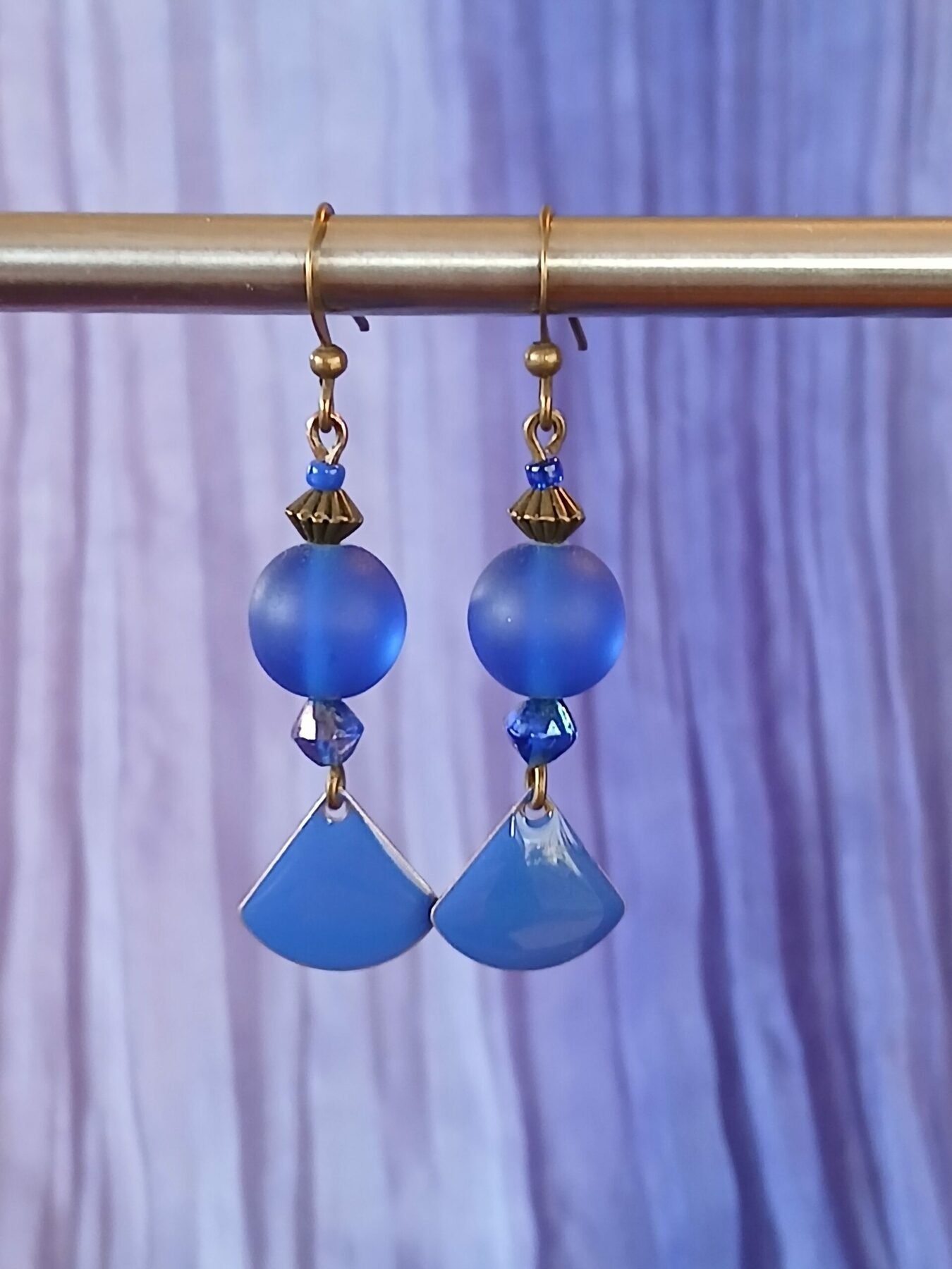 Boucles d'oreilles upcyclées - Pièce unique - perle givrée bleu outremer et pampille émaillée bleu brillant – Image 4