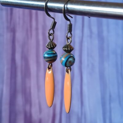 Boucles d'oreilles upcyclées - bronze vieilli perle orange marbrée de bleu et pampille orange