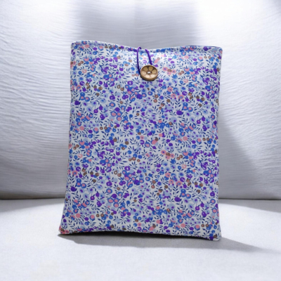 Pochette protège livre molletonnée en coton fleuri violet – housse liseuse et tablette faite main