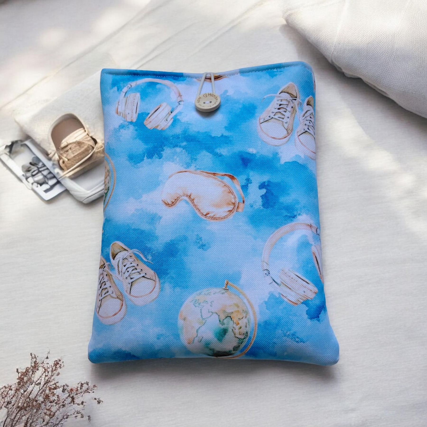 Pochette imperméable livre, liseuse et tablette motif vacances fond bleu – Housse molletonnée fait main – 2 tailles