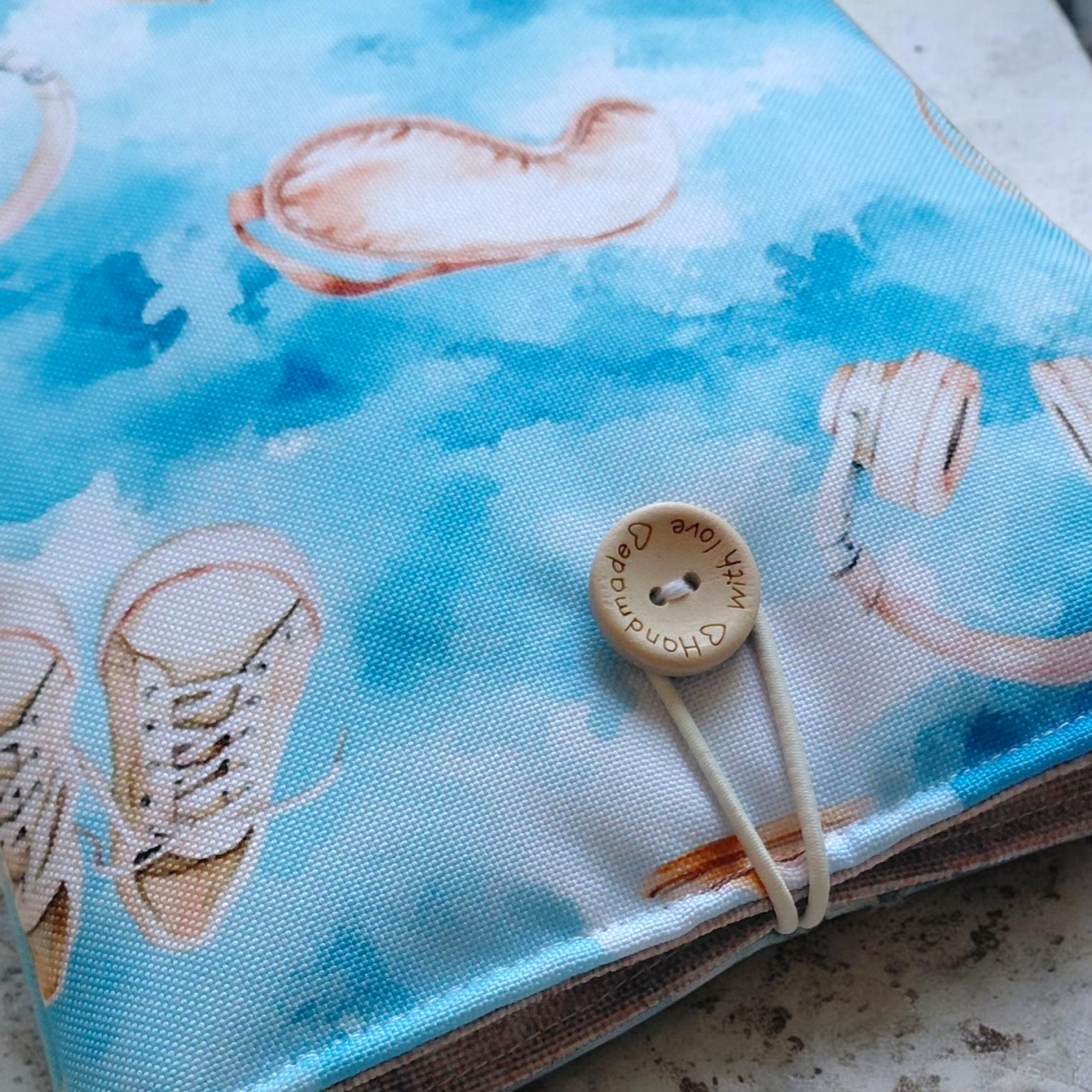 Pochette imperméable livre, liseuse et tablette motif vacances fond bleu – Housse molletonnée fait main – 2 tailles – Image 2