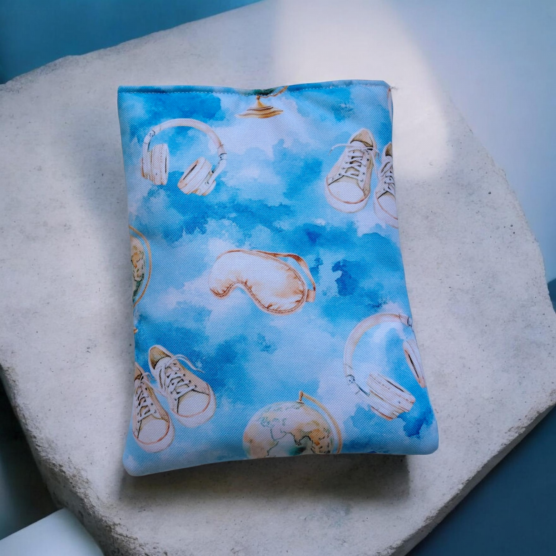 Pochette imperméable livre, liseuse et tablette motif vacances fond bleu – Housse molletonnée fait main – 2 tailles – Image 3