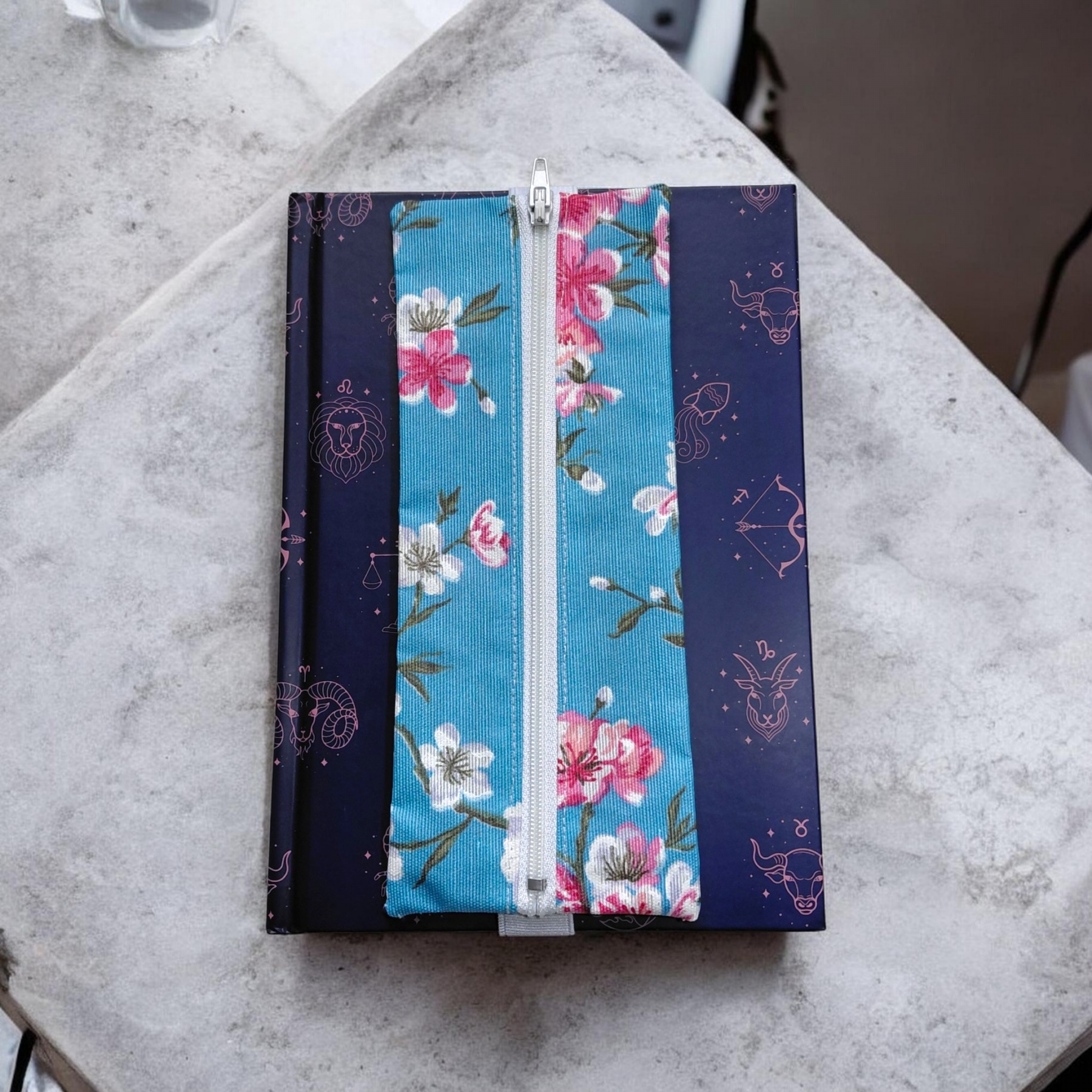 Trousse plate élastiquée imperméable motif fleurs de cerisier fond bleu – S’accroche aux cahiers A5 et A4 – Fait main – Image 3