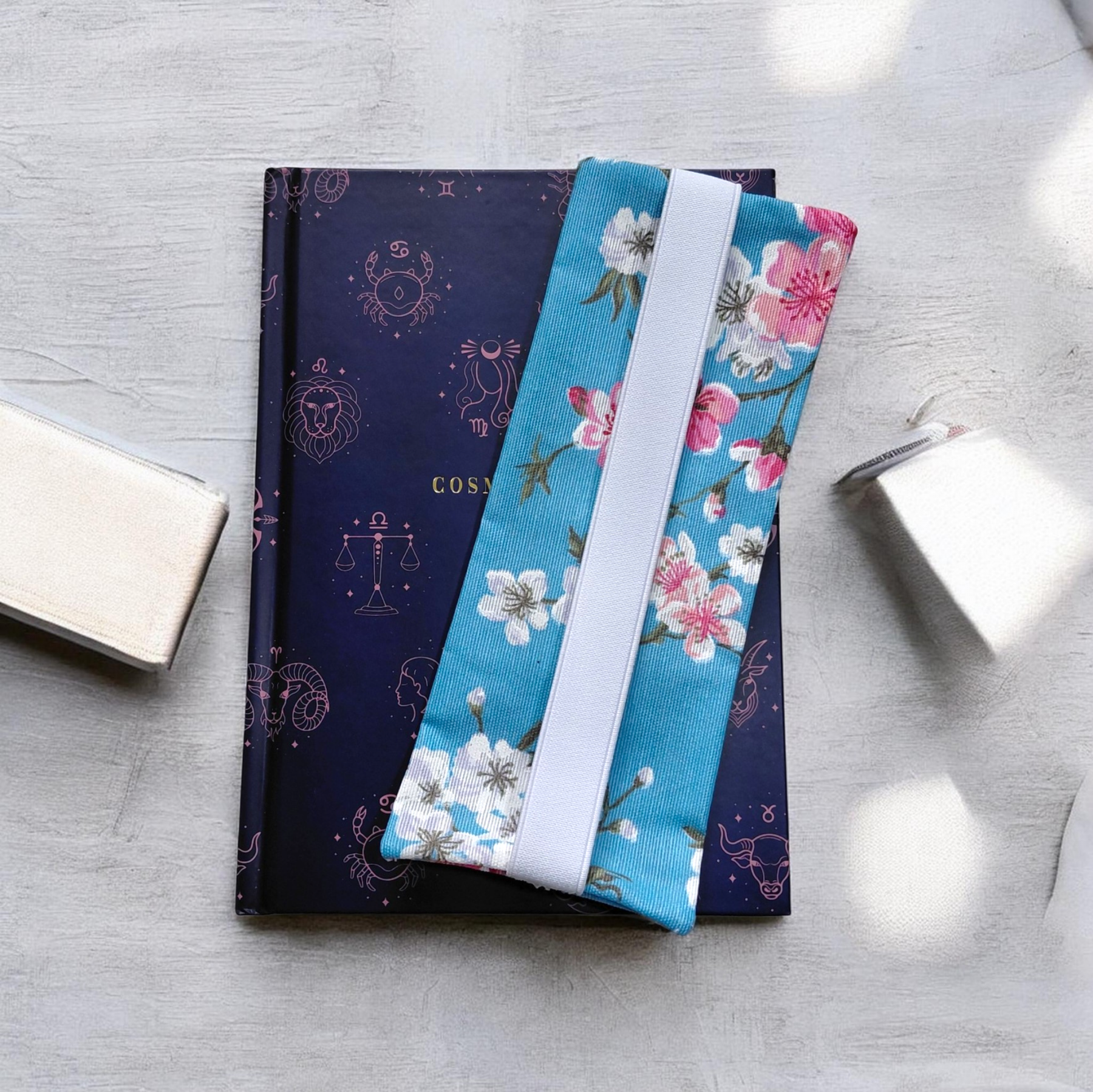 Trousse plate élastiquée imperméable motif fleurs de cerisier fond bleu – S’accroche aux cahiers A5 et A4 – Fait main – Image 2