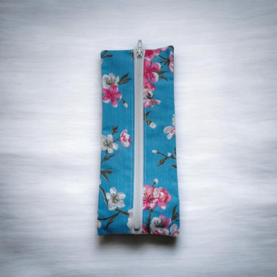 Trousse plate élastiquée imperméable motif fleurs de cerisier fond bleu – S’accroche aux cahiers A5 et A4 – Fait main