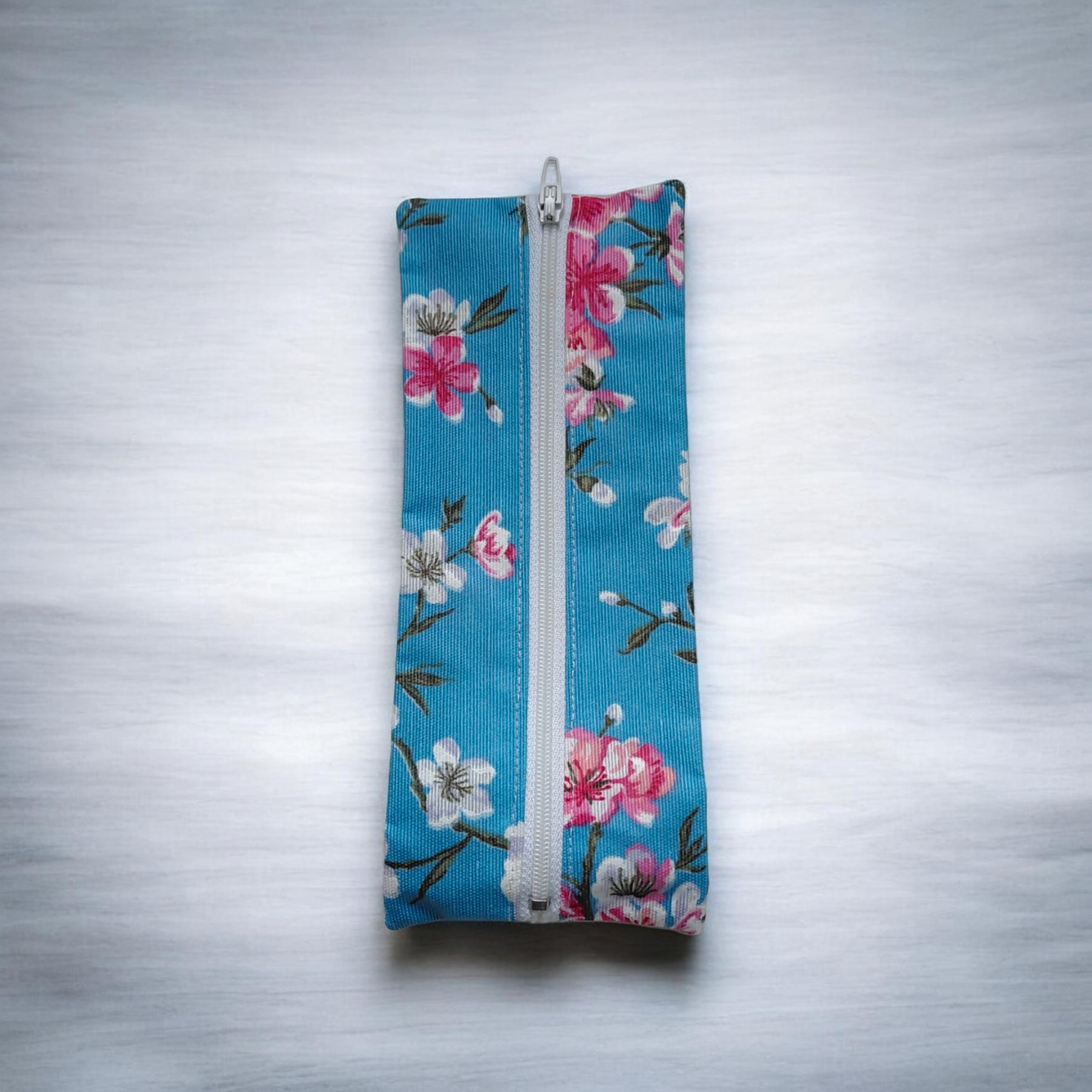 Trousse plate élastiquée imperméable motif fleurs de cerisier fond bleu – S’accroche aux cahiers A5 et A4 – Fait main
