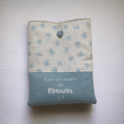 Pochette livre personnalisée “Les lectures de Maman” – Protège livre, tablette ou liseuse – Coton bio et suédine – Cadeau fête des mères