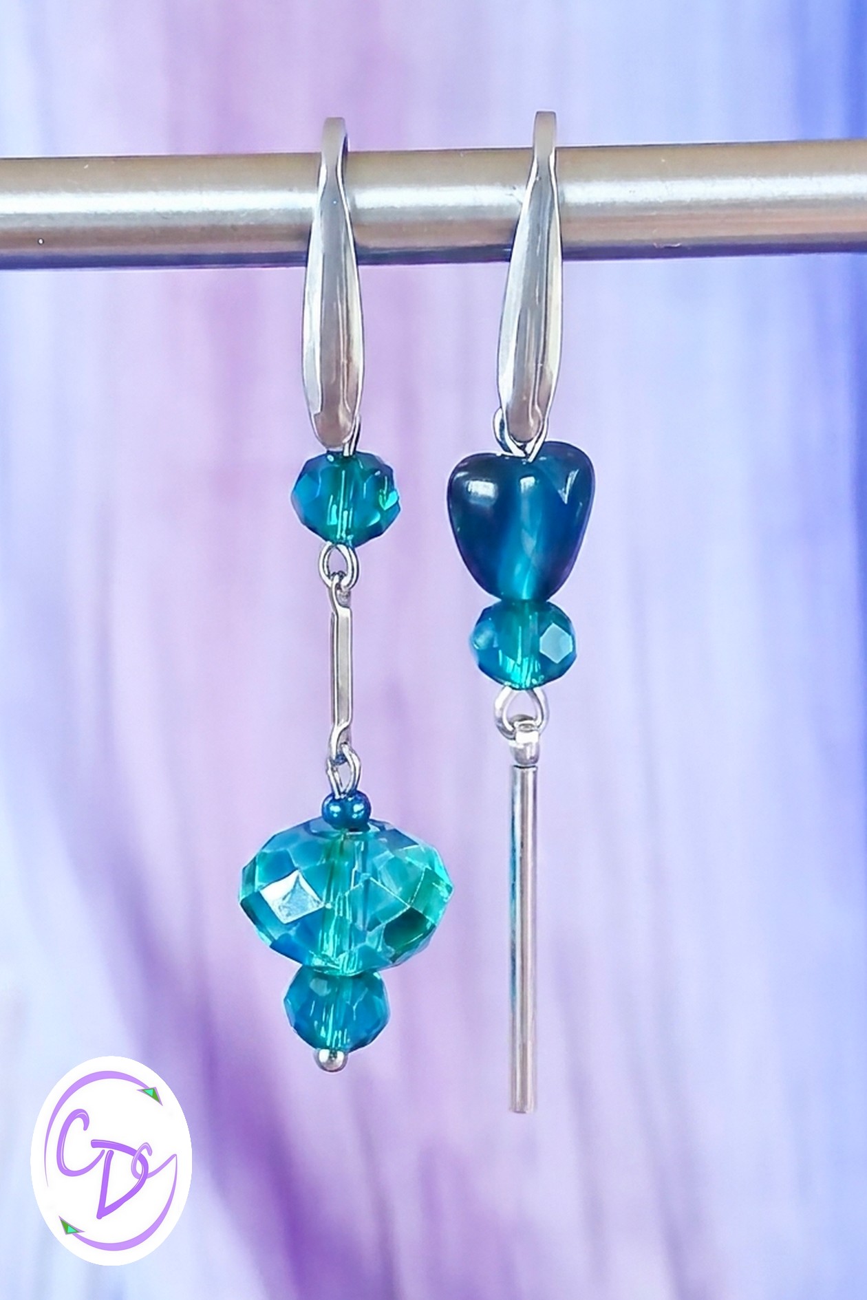Boucles d'oreilles asymétriques modèle upcyclé argent perle coeur et perle facettée bleu canard