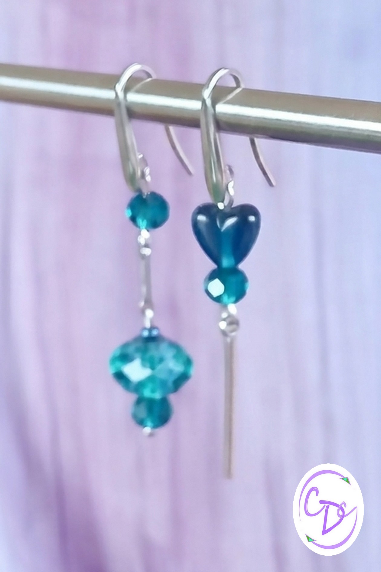 Boucles d'oreilles asymétriques modèle upcyclé argenté perle cœur et perle facettée bleu canard