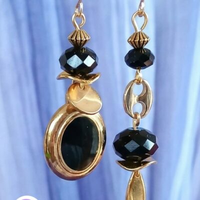 Boucles d'oreilles asymétriques modèle upcyclé doré perle noire facettées