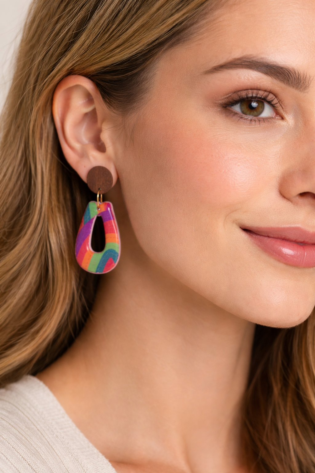 Boucles d’oreilles « Larmes Bohèmes » en pâte polymère vintage-parme et bois – Image 2