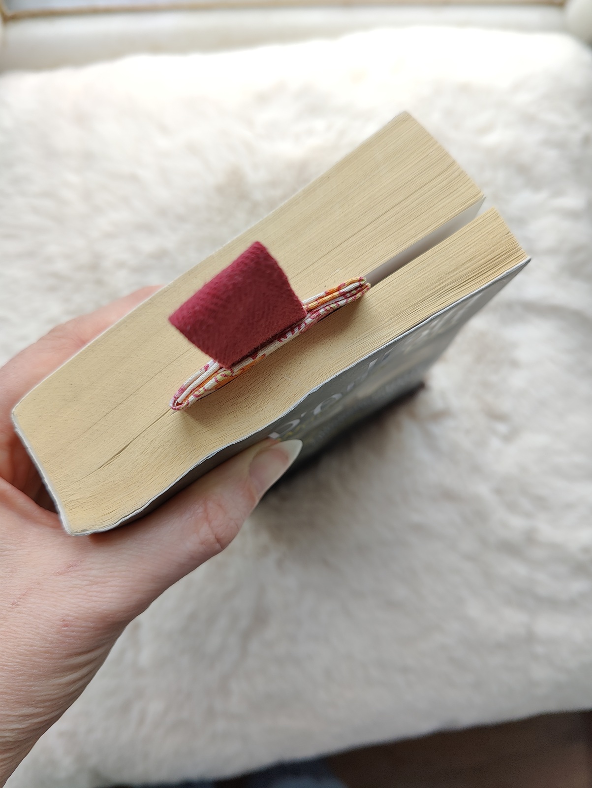 marque-page en tissu glissé dans un livre