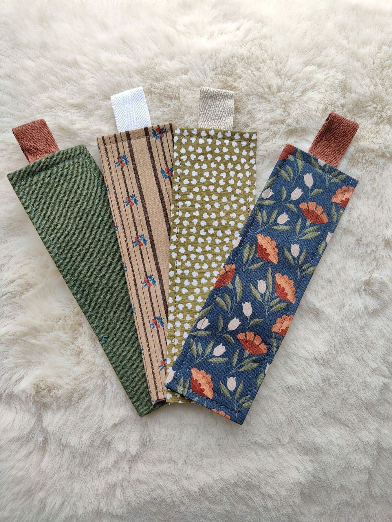 Lot de quatre marque-pages en tissus de seconde main