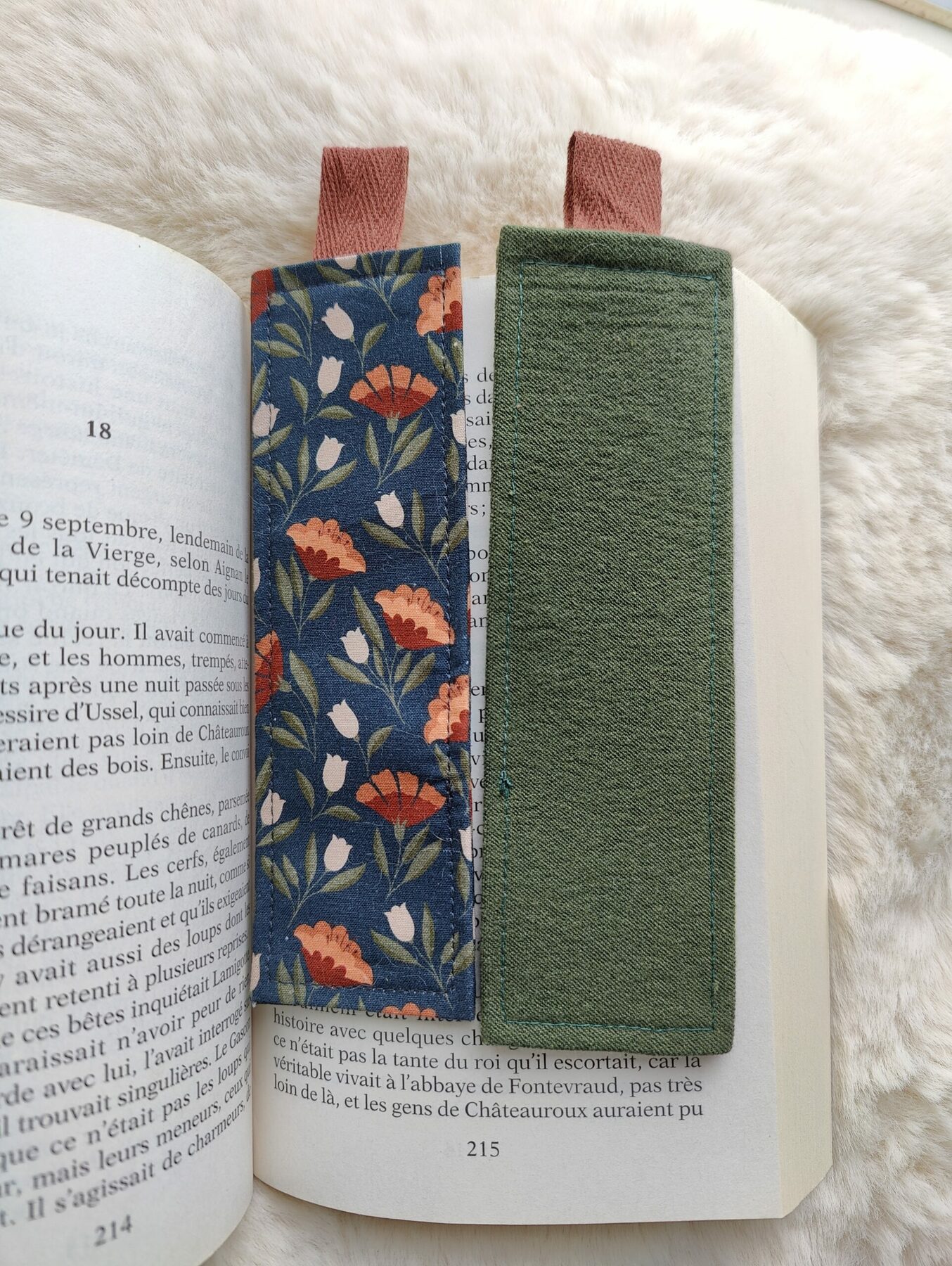 Deux marque-pages en tissu présentés dans un livre